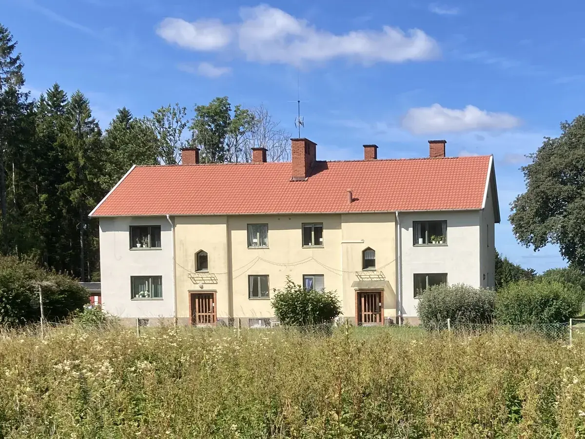 Medelplanagården, gult tvåvåningshus med rött tak på Kinnekulles västra sluttning