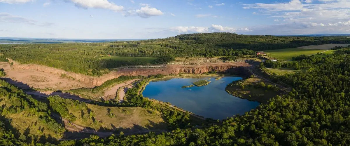 Flygfoto över Stenbrottet på Kinnekulle med sjön i det gamla brottet