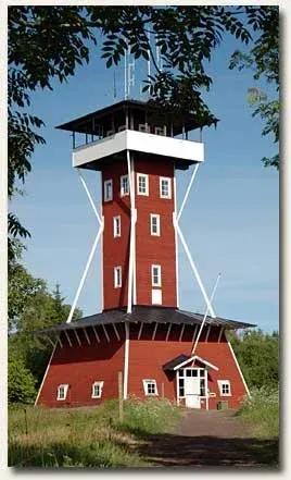 Der Aussichtsturm am Kinnekulle, ein roter Holzturm mit weißen Details